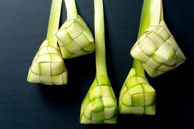 Siyah zemin üzerinde izole edilmiş ketupat veya pirinç köftesi