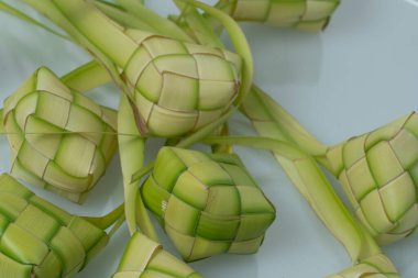 Beyaz arkaplanda ketupat veya pirinç köftesi