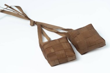 Beyaz arka planda ketupat veya pirinç köftesi