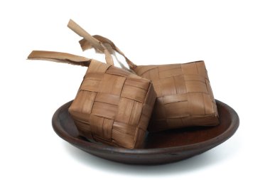 Beyaz arka planda ketupat veya pirinç köftesi