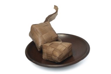 Beyaz arka planda ketupat veya pirinç köftesi