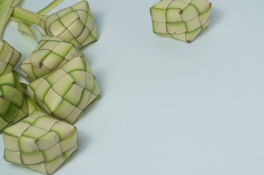 Beyaz arka planda ketupat veya pirinç köftesi