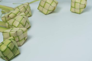 Beyaz arka planda ketupat veya pirinç köftesi