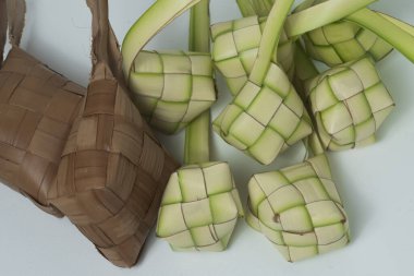 Beyaz arka planda ketupat veya pirinç köftesi