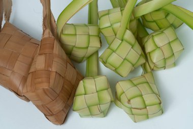 Beyaz arka planda ketupat veya pirinç köftesi