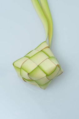 Beyaz arka planda ketupat veya pirinç köftesi