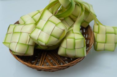 Beyaz arka planda ketupat veya pirinç köftesi