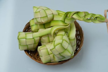 Beyaz arka planda ketupat veya pirinç köftesi