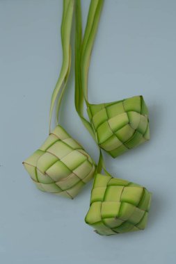 Beyaz arka planda ketupat veya pirinç köftesi