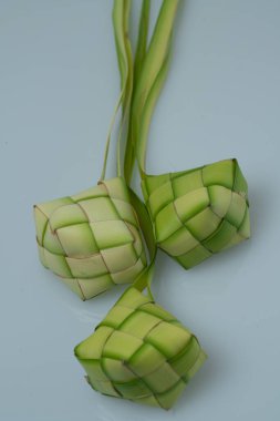 Beyaz arka planda ketupat veya pirinç köftesi