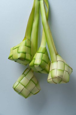 Beyaz arka planda ketupat veya pirinç köftesi