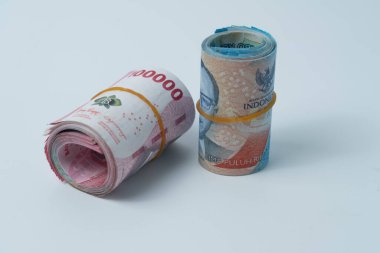 Rp100.000 'lik rulo ve 50.000' lik banknotlar toplandı ve lastik ile bağlandı.