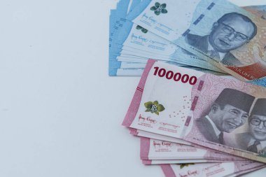 100.000 rupia ve 50.000 rupia 'lık banknotların koleksiyonu.