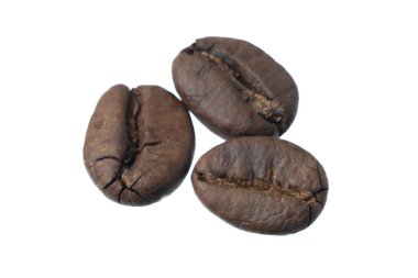 Kızarmış kahve çekirdekleri beyaz arka planda izole edilmiş..