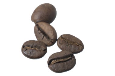 Kızarmış kahve çekirdekleri beyaz arka planda izole edilmiş..