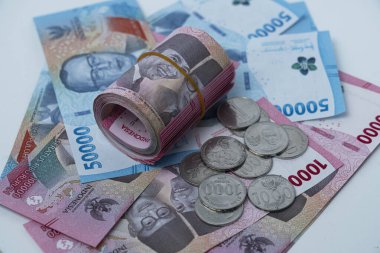 100.000 rupiah ve 50.000 rupiah 'lık banknotlar ve 10.000 rupia' lık birkaç yığın..