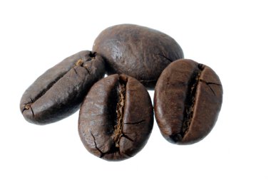 Kızarmış kahve çekirdekleri beyaz arka planda izole edilmiş..