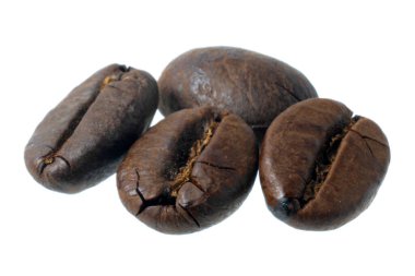 Kızarmış kahve çekirdekleri beyaz arka planda izole edilmiş..