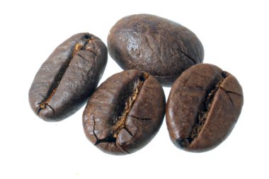 Kızarmış kahve çekirdekleri beyaz arka planda izole edilmiş..