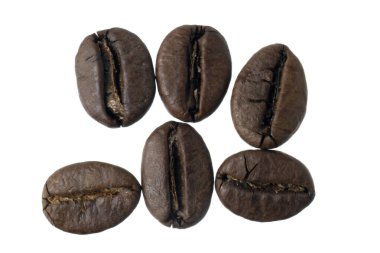 Kızarmış kahve çekirdekleri beyaz arka planda izole edilmiş..