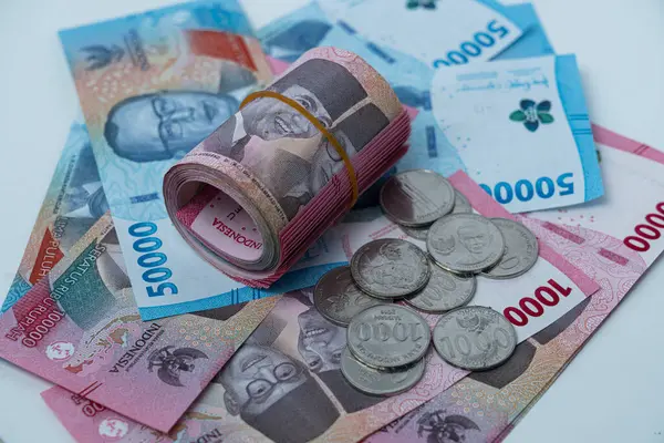 100.000 rupiah ve 50.000 rupiah 'lık banknotlar ve 10.000 rupia' lık birkaç yığın..