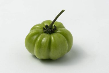 Beyaz zemin üzerinde taze yeşil gül domatesi (Solanum lycopersicum)