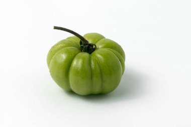 Beyaz zemin üzerinde taze yeşil gül domatesi (Solanum lycopersicum)