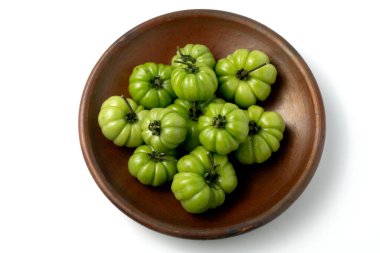 Taze yeşil gül domatesleri (Solanum lycopersicum) beyaz arkaplanda izole edilmiş bir Dünya plakası