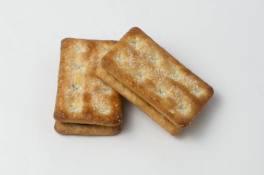 Beyaz arka planda çikolata kremalı dikdörtgen bisküvi krakeri.