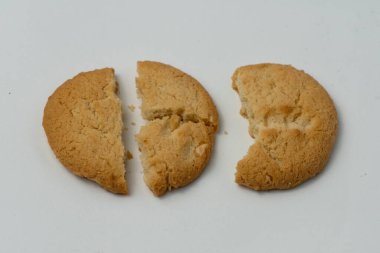 Beyaz arka plan üzerinde izole kırık tanımlama bilgileri