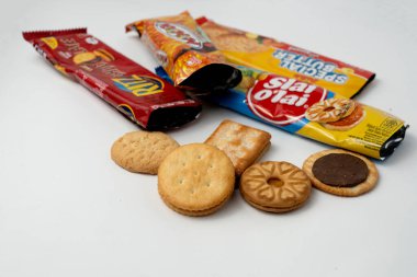 Palembang, Endonezya - 22 Haziran 2025: Çeşitli çerez, kurabiye ve bisküviler, peynir, çikolata, tuzlu ve tatlı tatlar var. Endonezya 'da çocuk atıştırmalıkları.