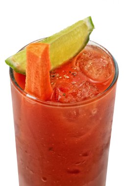 Bloody Mary, votka, domates suyu, limon suyu, Worcestershire sosu, acı sos, tuz, karabiber ve limon diliminden yapılmış klasik bir içecek..