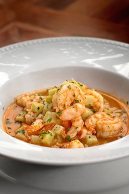 Karides ve Chayote Stew, orta boy karides, limon suyu, karabiber, tuz, doğranmış chayote, domates ve hindistan cevizi sütü ile klasik bir Brezilya yemeği..