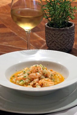 Karides ve Chayote Stew, orta boy karides, limon suyu, karabiber, tuz, doğranmış chayote, domates ve hindistan cevizi sütü ile klasik bir Brezilya yemeği..