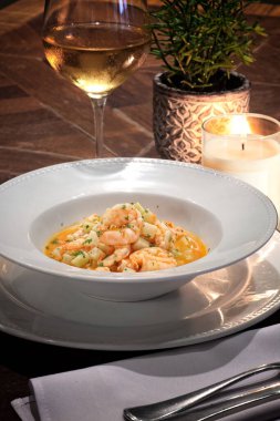 Karides ve Chayote Stew, orta boy karides, limon suyu, karabiber, tuz, doğranmış chayote, domates ve hindistan cevizi sütü ile klasik bir Brezilya yemeği..