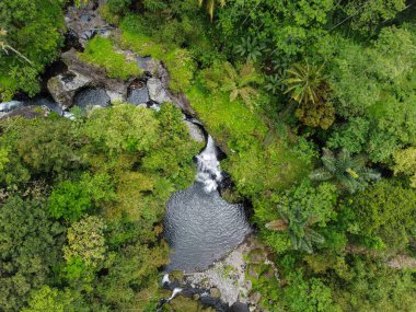 Banyumas Regency, Central Java, Endonezya 'daki gede şelalesinin insansız hava aracı görüntüsü. 28 Ekim 2024 'te bir profesyonel tarafından çekilmiş. Güzel manzaralı harika bir şelale.