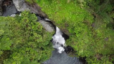 Banyumas Regency, Central Java, Endonezya 'daki Tebela Waterfall' un insansız hava aracı görüntüsü. 18 Kasım 2024 'te bir profesyonel tarafından çekilmiştir. Güzel manzaralı harika bir şelale.