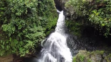Banyumas Regency, Central Java, Endonezya 'daki Tebela Waterfall' un insansız hava aracı görüntüsü. 18 Kasım 2024 'te bir profesyonel tarafından çekilmiştir. Güzel manzaralı harika bir şelale.
