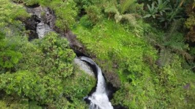 Banyumas Regency, Central Java, Endonezya 'daki Tebela Waterfall' un insansız hava aracı görüntüsü. 18 Kasım 2024 'te bir profesyonel tarafından çekilmiştir. Güzel manzaralı harika bir şelale.