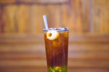 Purwokerto City, Central Java, Endonezya 'da Endonezya kahvesinin güzel tadı. 31 Ekim 2024 'te bir profesyonel tarafından çekilmiş. Endonezya kültürüyle güzel bir kahve.