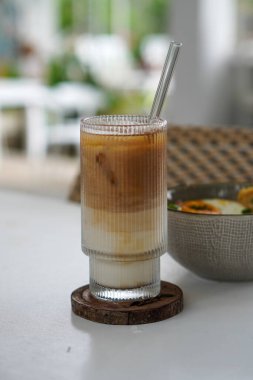 Purwokerto City, Central Java, Endonezya 'da Endonezya kahvesinin güzel tadı. 31 Ekim 2024 'te bir profesyonel tarafından çekilmiş. Endonezya kültürüyle güzel bir kahve.