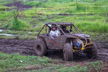 Banyumas naipliği, merkezi java ve Endonezya 'daki off-road aktivitelerinin güzelliği. 16 Ekim 2024 'te bir profesyonel tarafından çekilmiş. Güzel manzaralı harika bir off road.