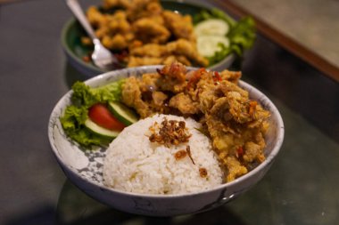 Purwokerto City, Central Java, Endonezya 'daki geleneksel Endonezya yemekleri. 5 Kasım 2024 'te bir profesyonel tarafından çekilmiş. Endonezya kültürüyle güzel bir yemek.