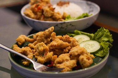 Purwokerto City, Central Java, Endonezya 'daki geleneksel Endonezya yemekleri. 5 Kasım 2024 'te bir profesyonel tarafından çekilmiş. Endonezya kültürüyle güzel bir yemek.