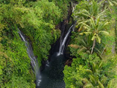 Banyumas Regency, Central Java, Endonezya 'daki Tebela Waterfall' un insansız hava aracı görüntüsü. 18 Kasım 2024 'te bir profesyonel tarafından çekilmiştir. Güzel manzaralı harika bir şelale.