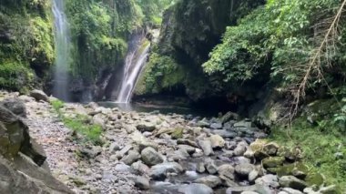 Banyumas Regency, Central Java, Endonezya 'daki Tebela Şelalesi' nin güzelliği. 18 Kasım 2024 'te bir profesyonel tarafından çekilmiştir. Güzel manzaralı harika bir şelale.