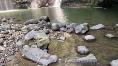 Banyumas Regency, Central Java, Endonezya 'daki Tebela Şelalesi' nin güzelliği. 18 Kasım 2024 'te bir profesyonel tarafından çekilmiştir. Güzel manzaralı harika bir şelale.