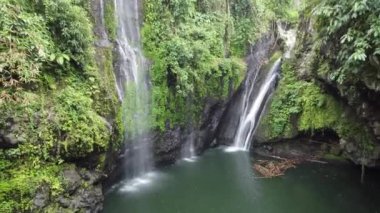 Banyumas Regency, Central Java, Endonezya 'daki Tebela Waterfall' un insansız hava aracı görüntüsü. 18 Kasım 2024 'te bir profesyonel tarafından çekilmiştir. Güzel manzaralı harika bir şelale.