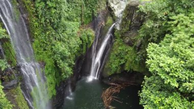 Banyumas Regency, Central Java, Endonezya 'daki Tebela Waterfall' un insansız hava aracı görüntüsü. 18 Kasım 2024 'te bir profesyonel tarafından çekilmiştir. Güzel manzaralı harika bir şelale.