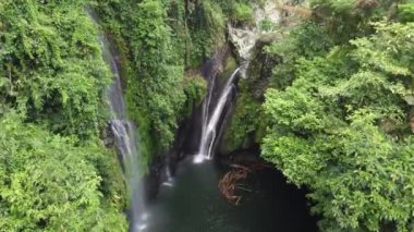Banyumas Regency, Central Java, Endonezya 'daki Tebela Waterfall' un insansız hava aracı görüntüsü. 18 Kasım 2024 'te bir profesyonel tarafından çekilmiştir. Güzel manzaralı harika bir şelale.